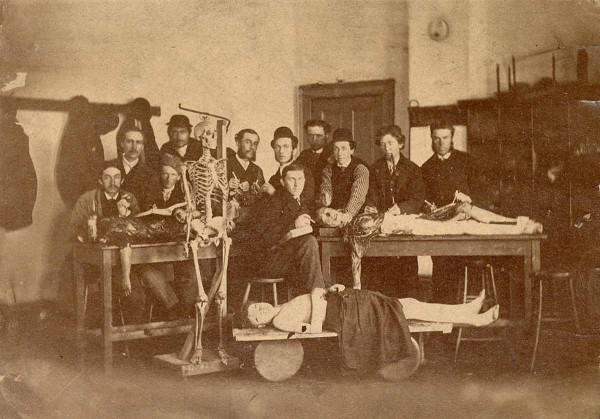 interior-of-an-unidentified-classroom-students-posing-next-to-three-cadavers-and-a-skeleton-united-states-ca-1910-600x419.jpg