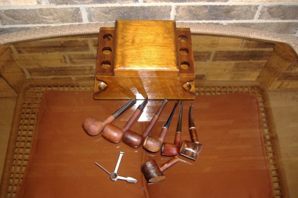 pipes-and-stand-humidor-600x399.jpg