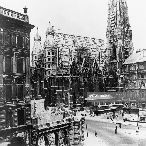 stephansdom-ww2-598x600.jpg