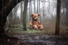oso-peluche-abandonado-columpio-creado-inteligencia-artificial-generativa_419341-45730.jpg