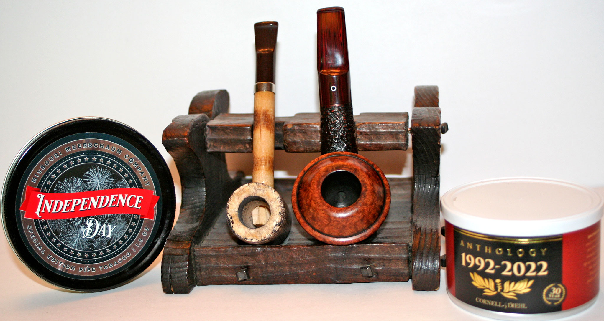 L-R: Missouri Meerschaum Southport Ferryman from Cornell & Diehl to honor the company’s Carolina history; Northern Briars Countryman, group five, handmade by Ian Walker in his Northern England shop. (Photo: Fred Brown)