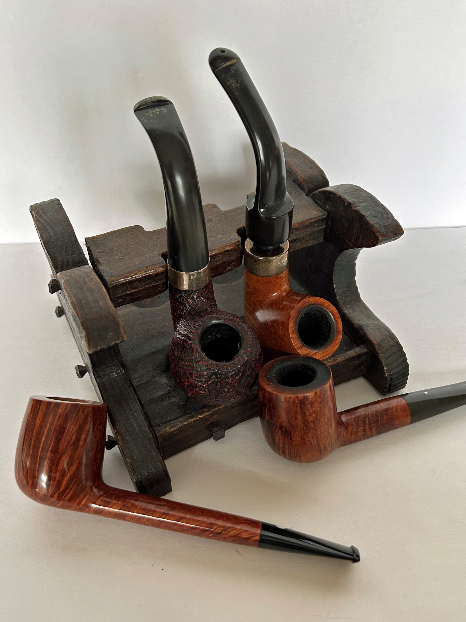 Some pipes cleaned and ready to go in search of wildflowers. Bottom left: A Cavicchi; bottom right: White Dot; top left to right: veteran Petersons (Photo: Fred Brown)